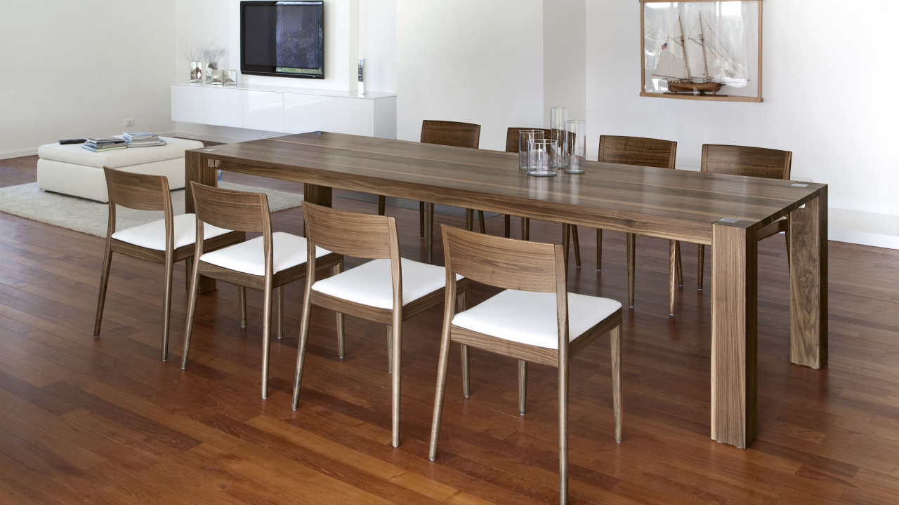 Длинный стол в столовой