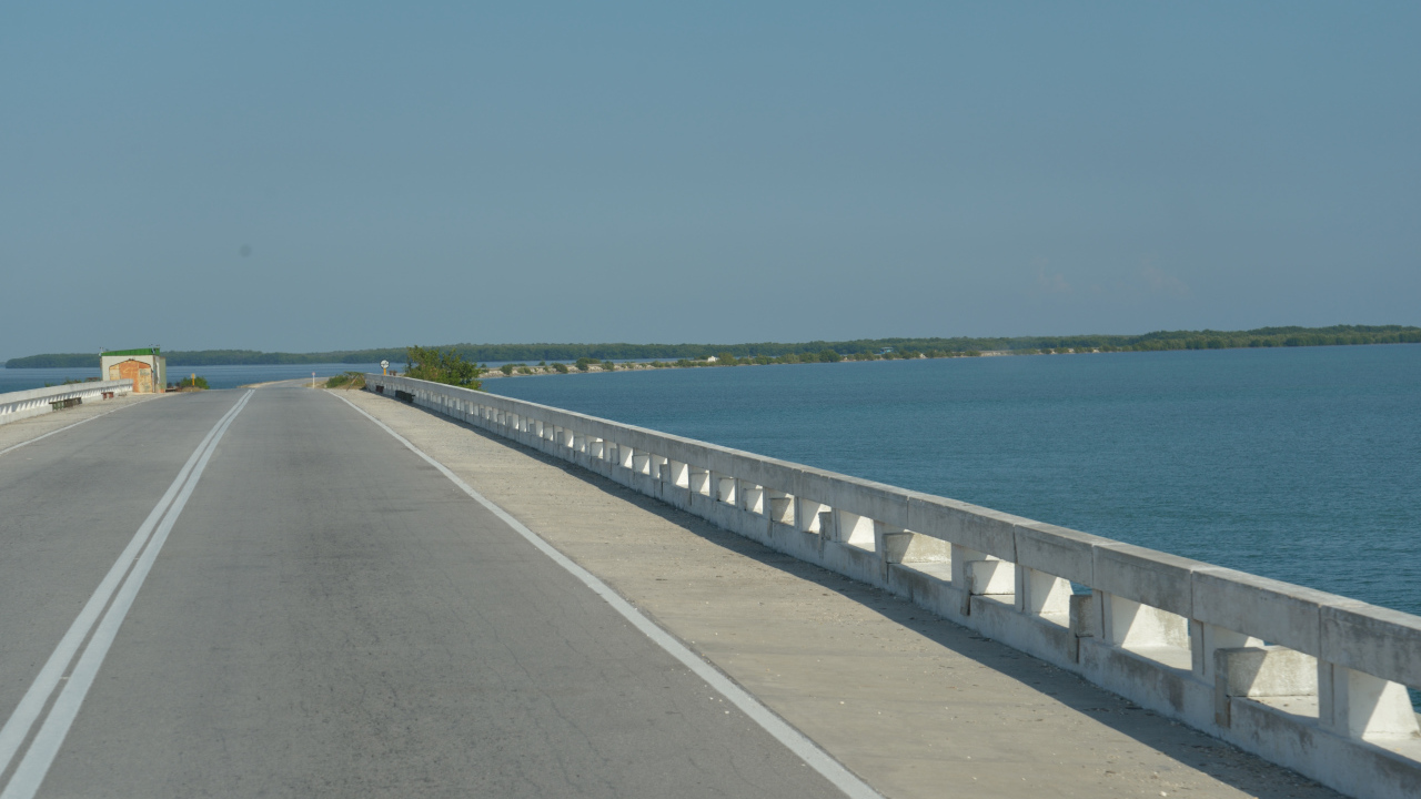 Дорога на побережье на курорте Кайо Санта Мария, Куба