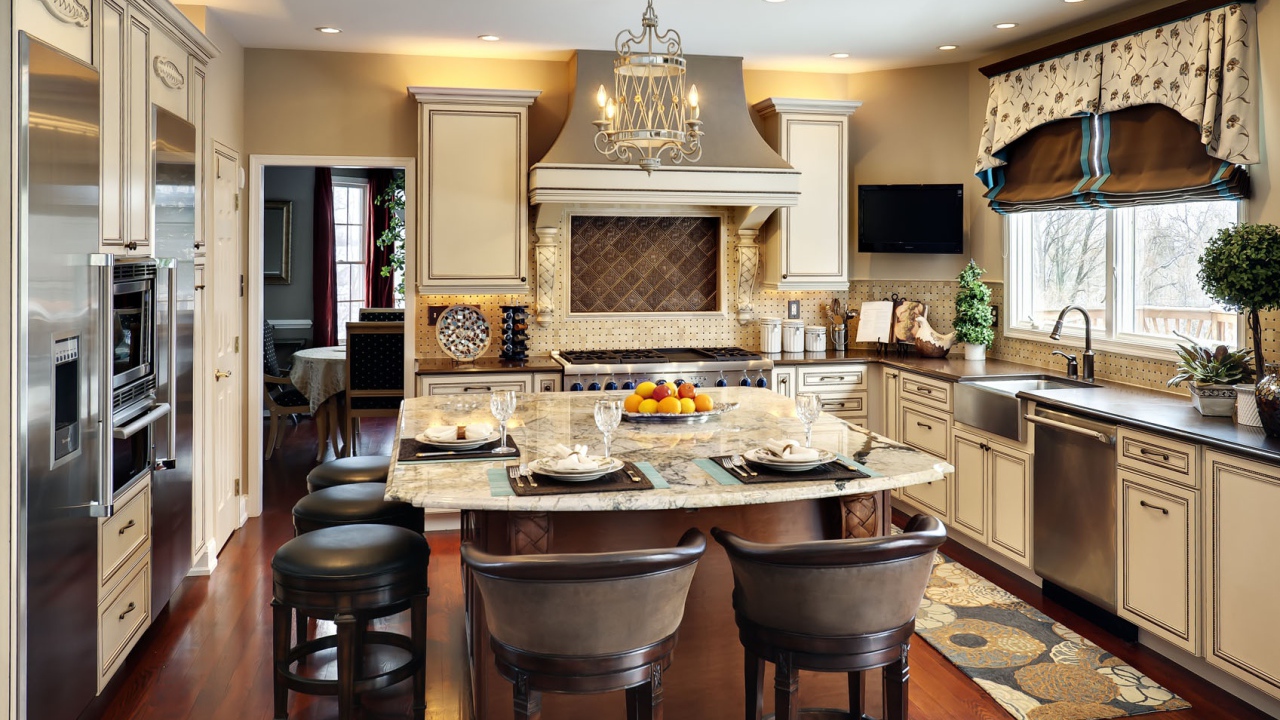 Стол накрыт в кухне