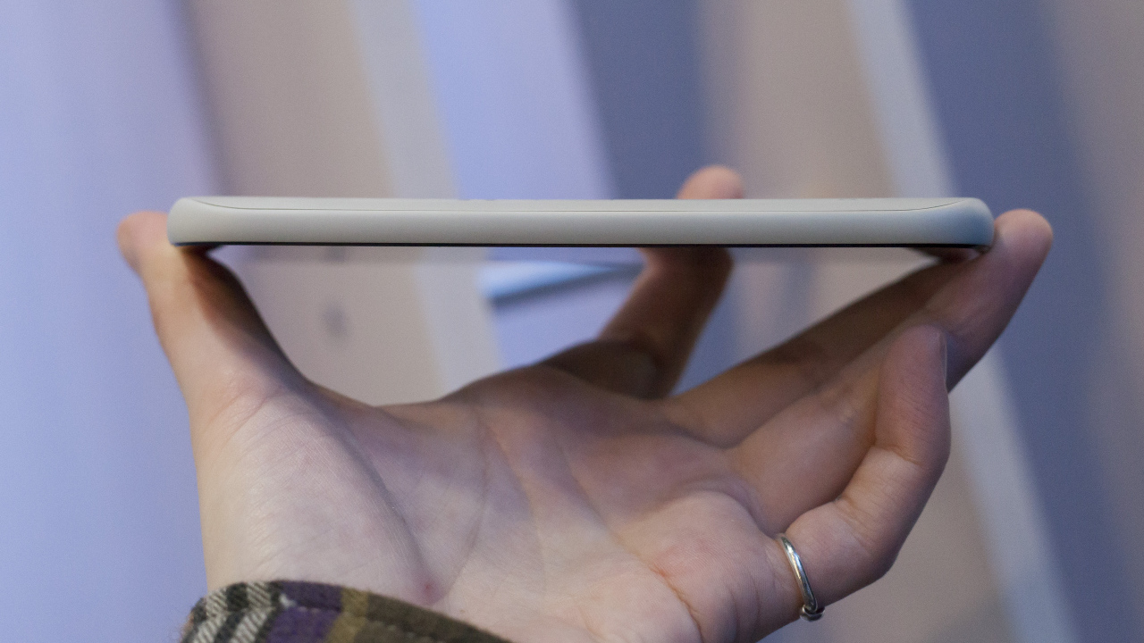 Тонкий YotaPhone 2 в руках