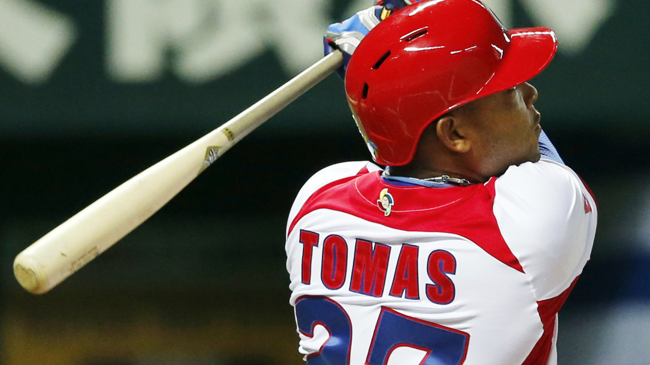 Томас Ясмани играет в бейсбол