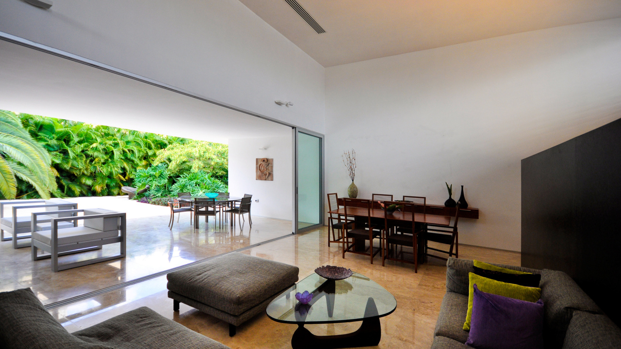 Прозрачная стена в столовой