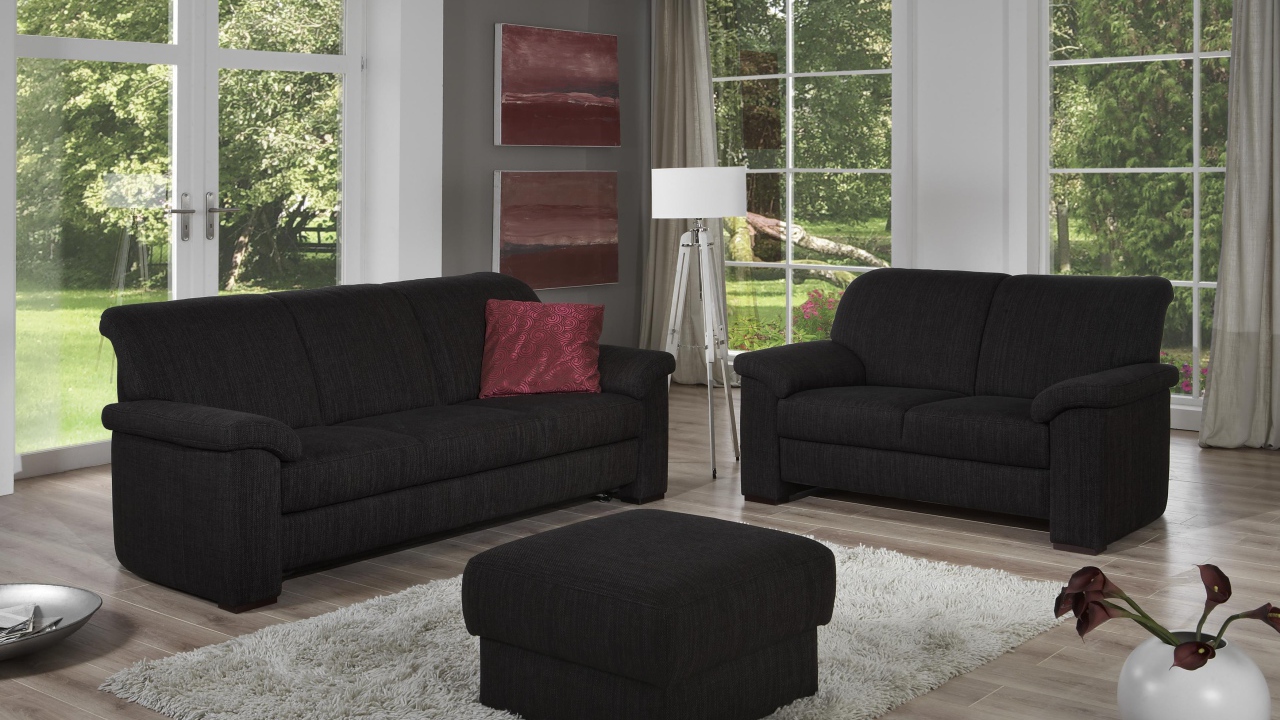 Два черных дивана в гостиной