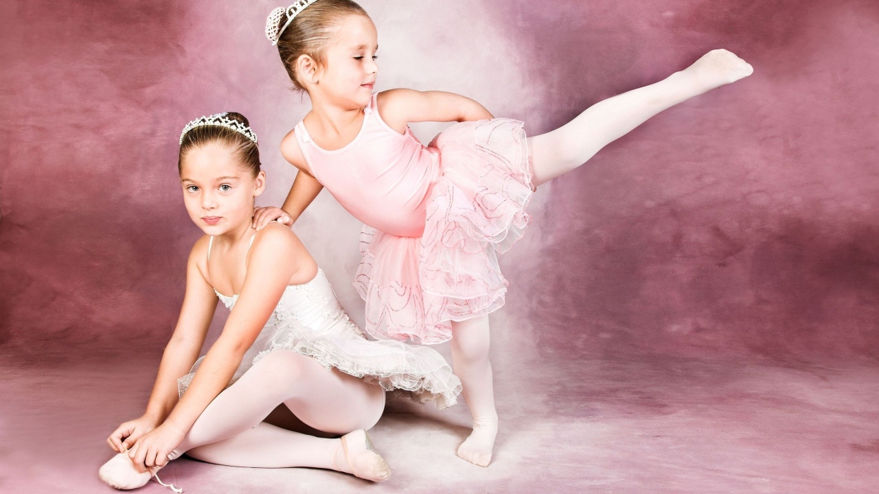 Две юных балерины