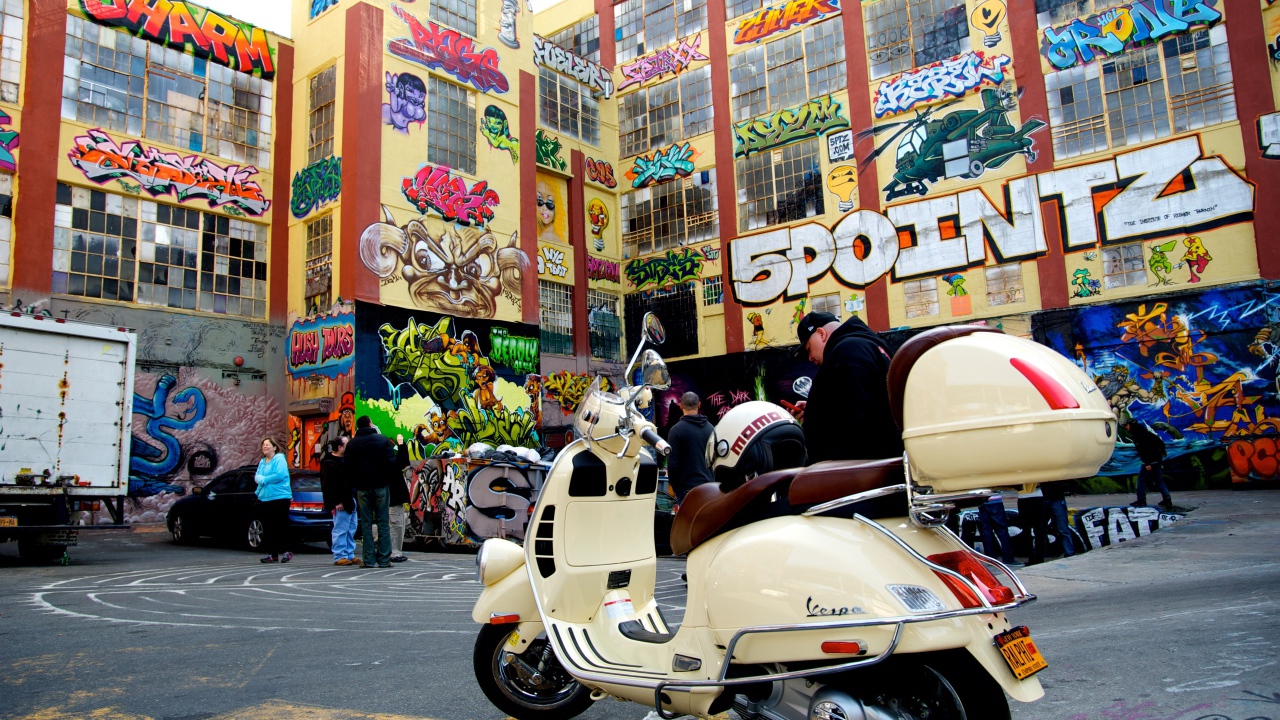 Разные граффити на домах