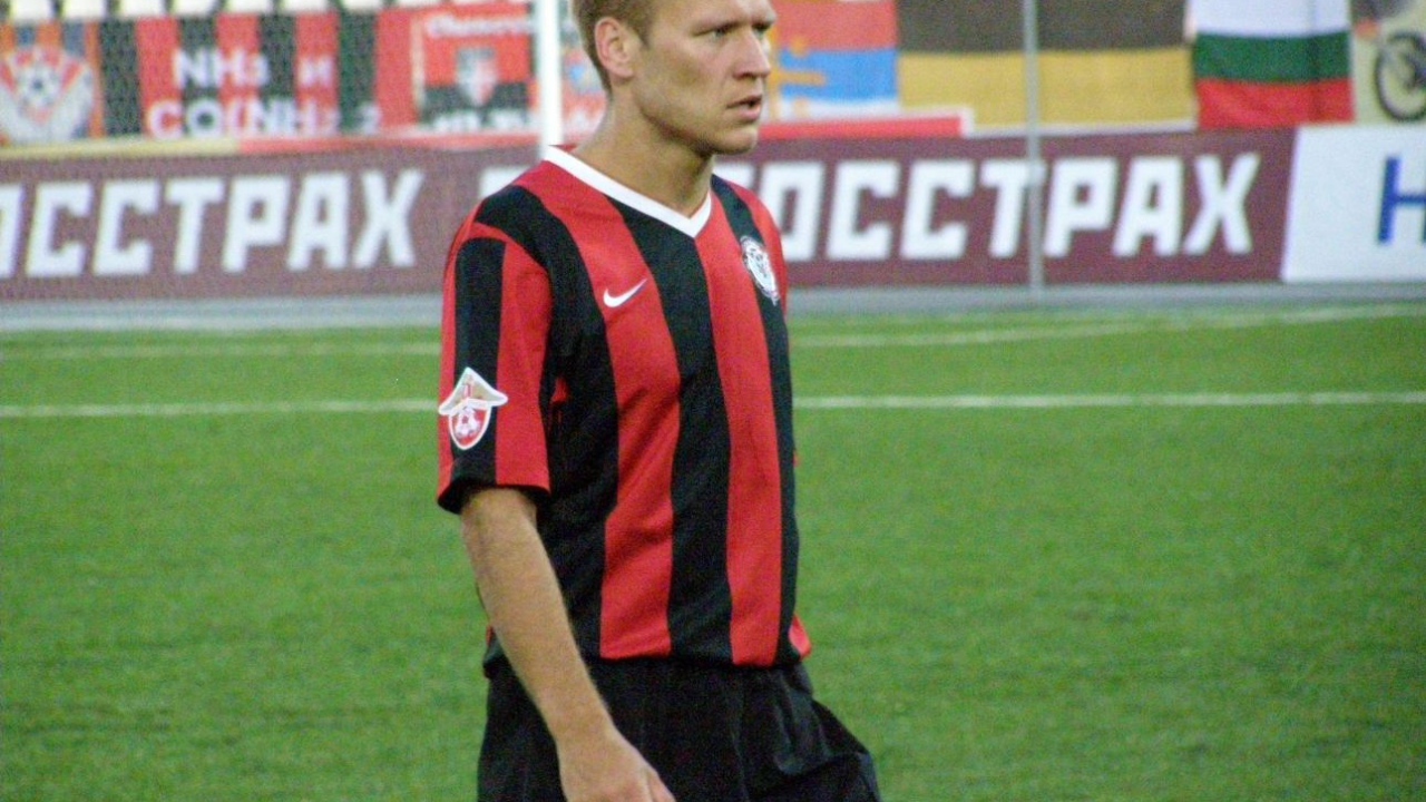 Виталий Гришин полузащитник Амкара на поле