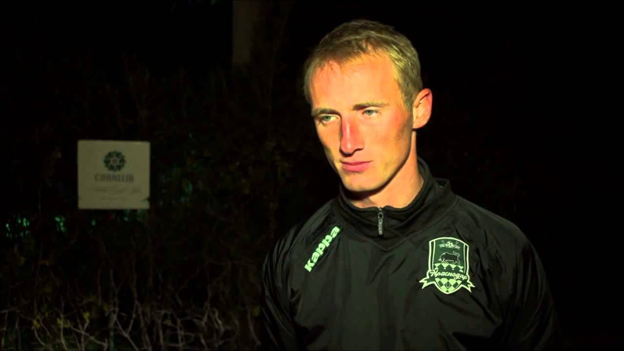 Владислав Игнатьев полузащитник клуба Кубань на фоне трибун
