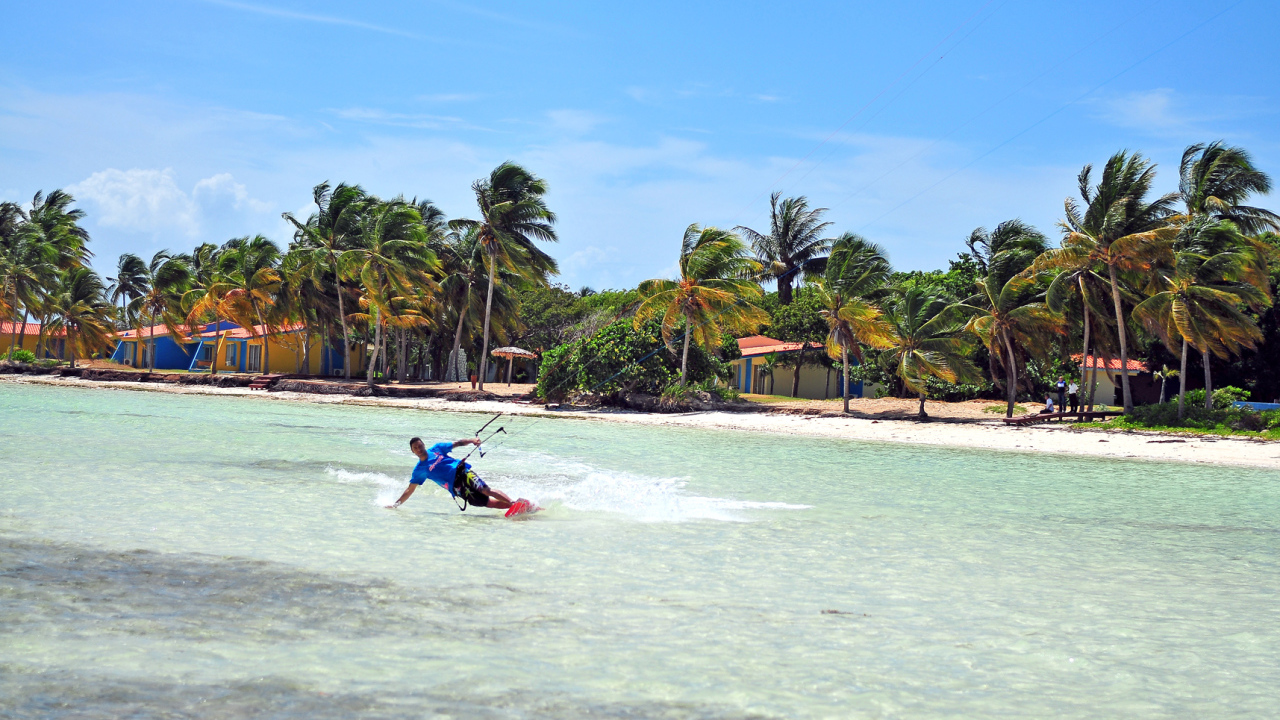 Катание на водных лыжах на курорте Кайо Гильермо, Куба