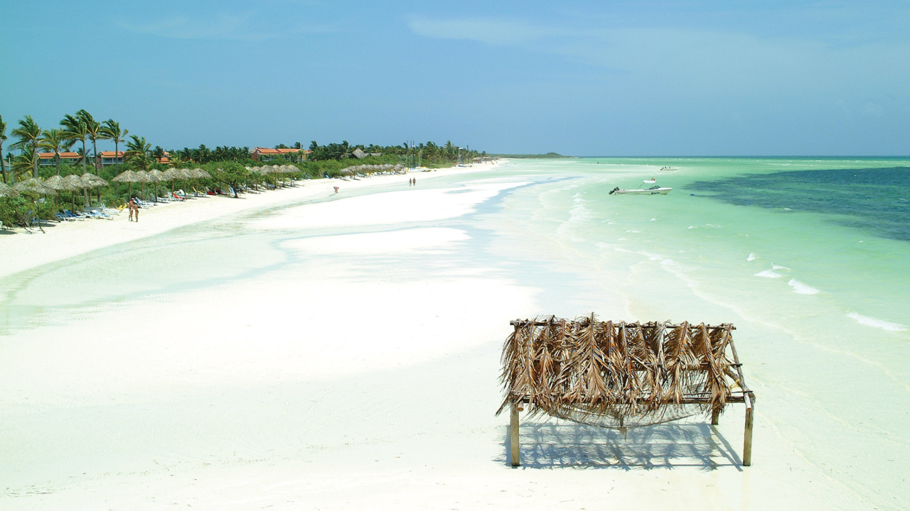 Белый песок на пляже на курорте Кайо Гильермо, Куба