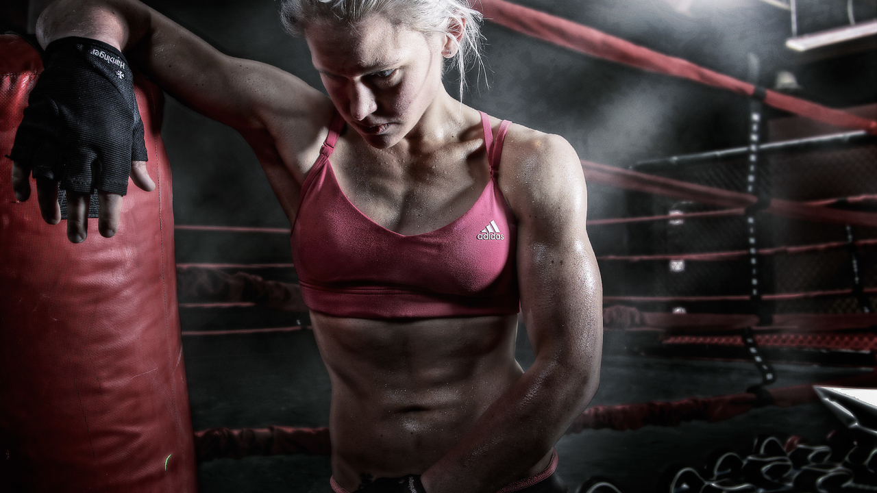 Женщина в ринге