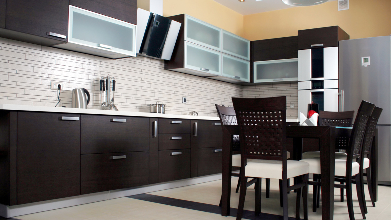 Деревянная коричневая мебель в кухне