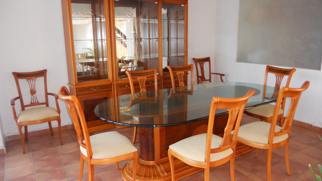 Столешница в столовой из стекла