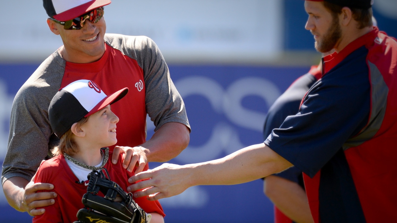 Юный поклонник бейсболиста Адама Ляруш