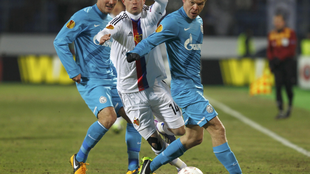 Защитник Зенита Анюков Александр  за работой