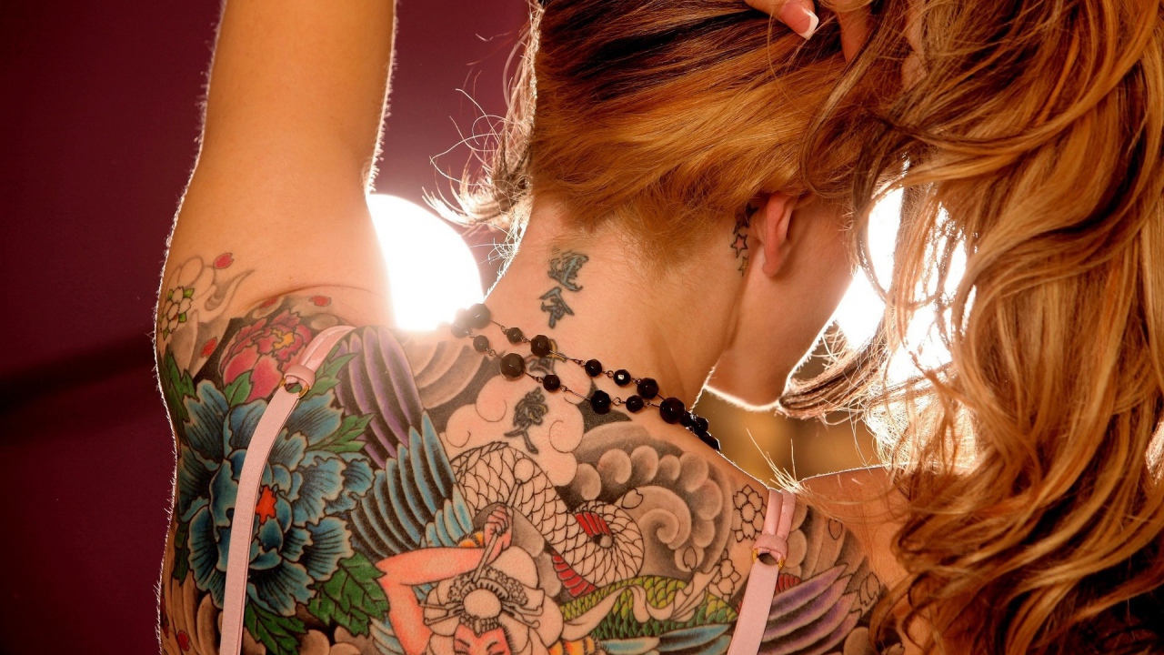 Женщина с татуировкой на спине
