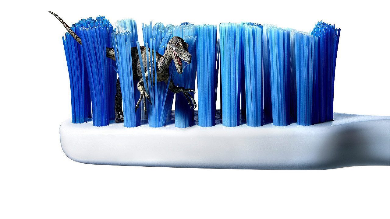 Динозавр в зубной щетке