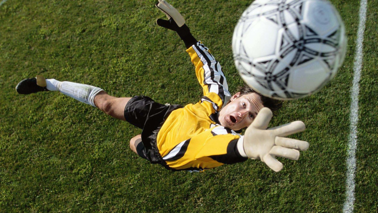 Вратарь ловит мяч