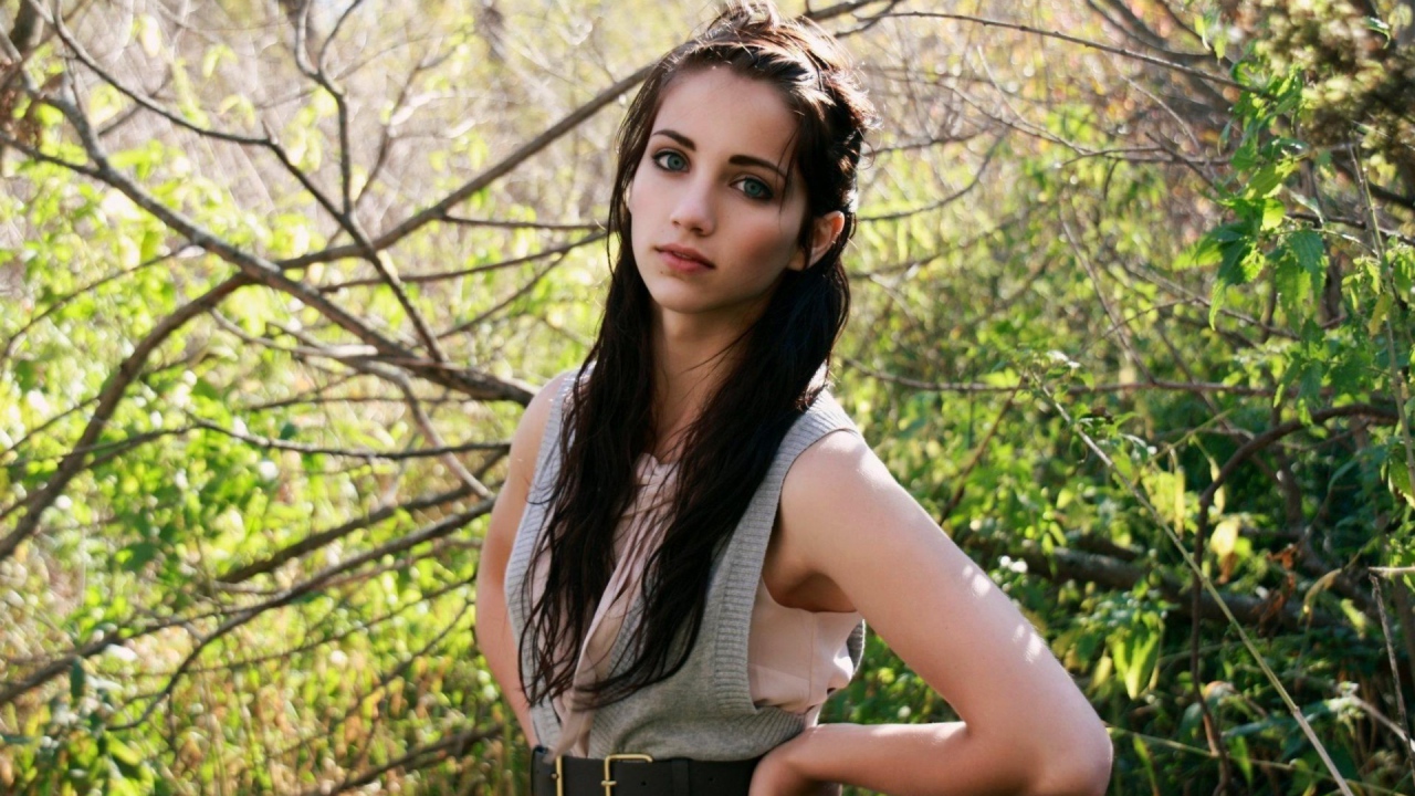 Эмили Радд на фоне зелени