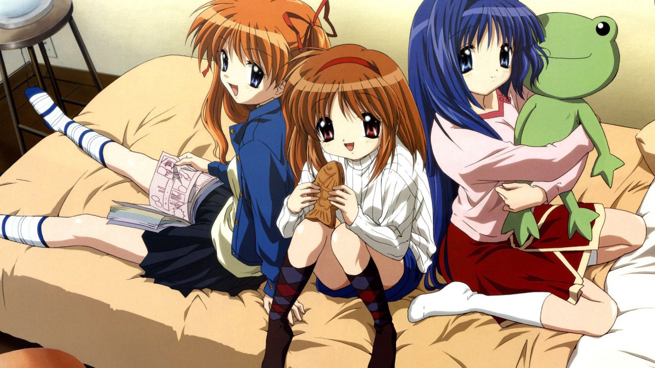Подружки с игрушками сидят на кровати, аниме