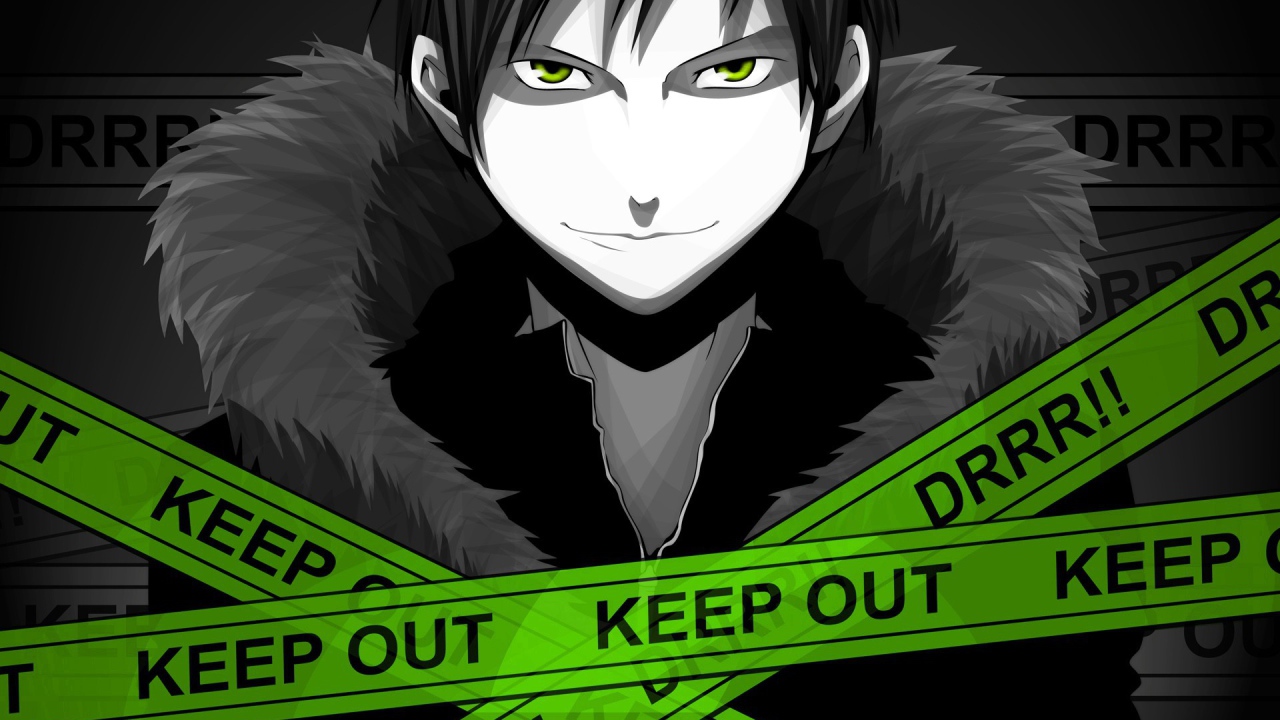 Герой аниме Дюрарара!! позади полицейских ленточек