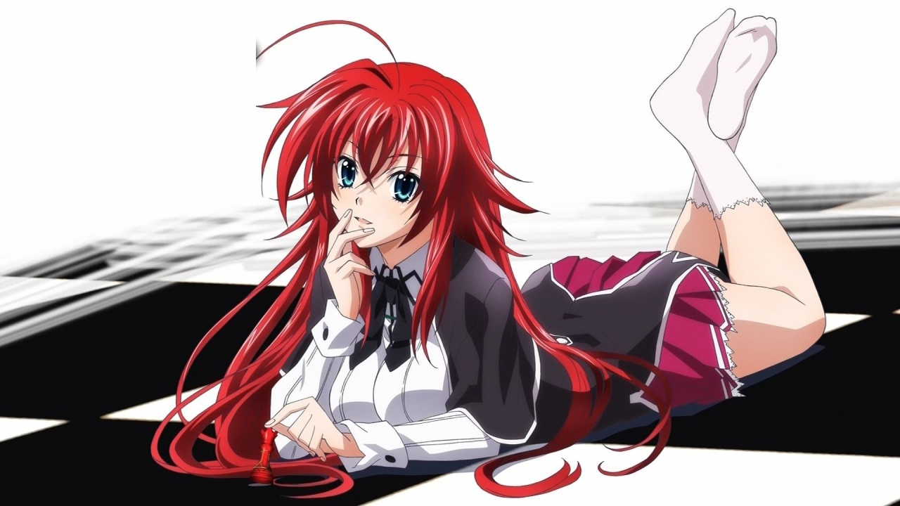 Красноволосая девушка из аниме Highschool DxD