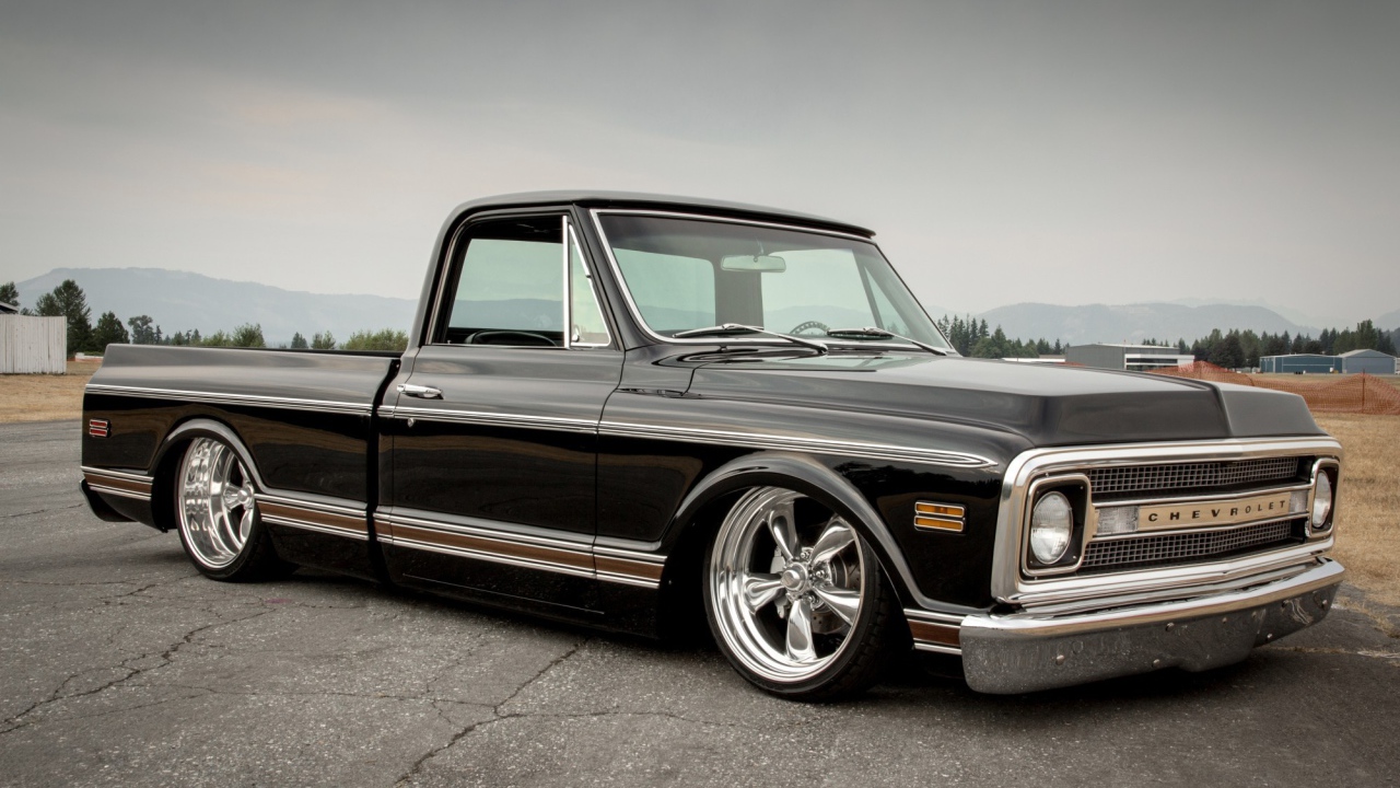 Черный пикап Шеви Роллет