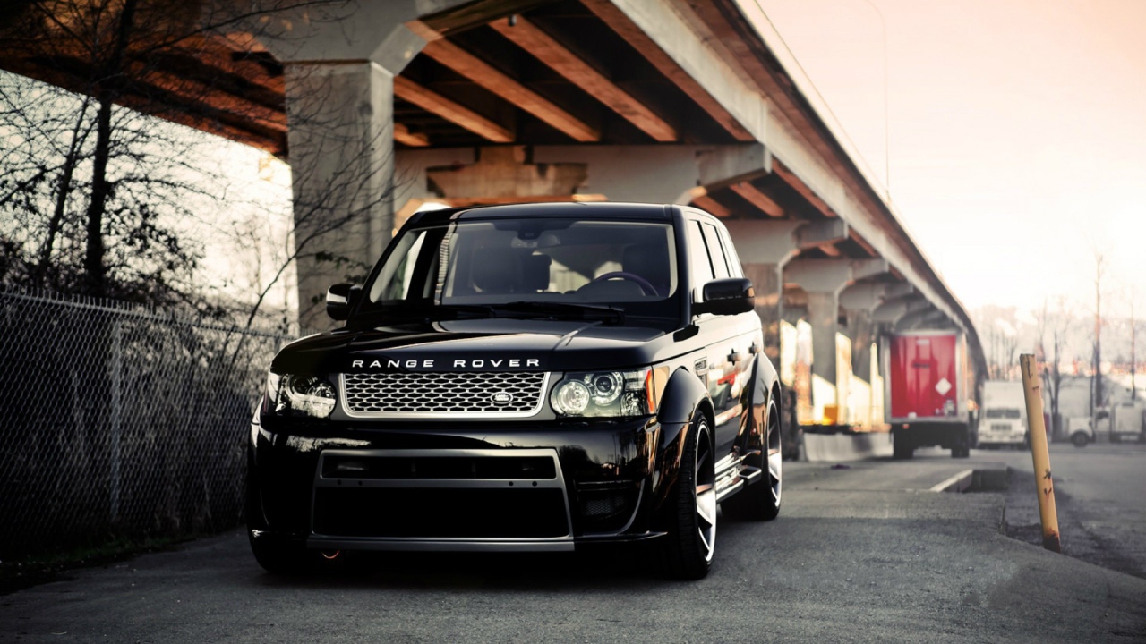 Черный Range Rover Sport под эстакадой