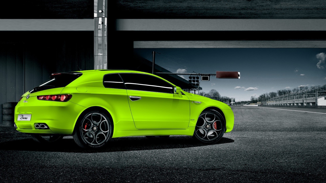 Ярко зеленый автомобиль на улице