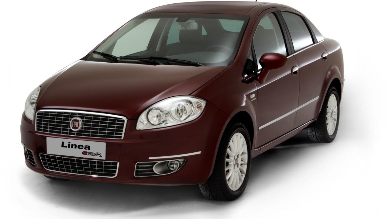 Темно коричневый Fiat Linea на белом фоне