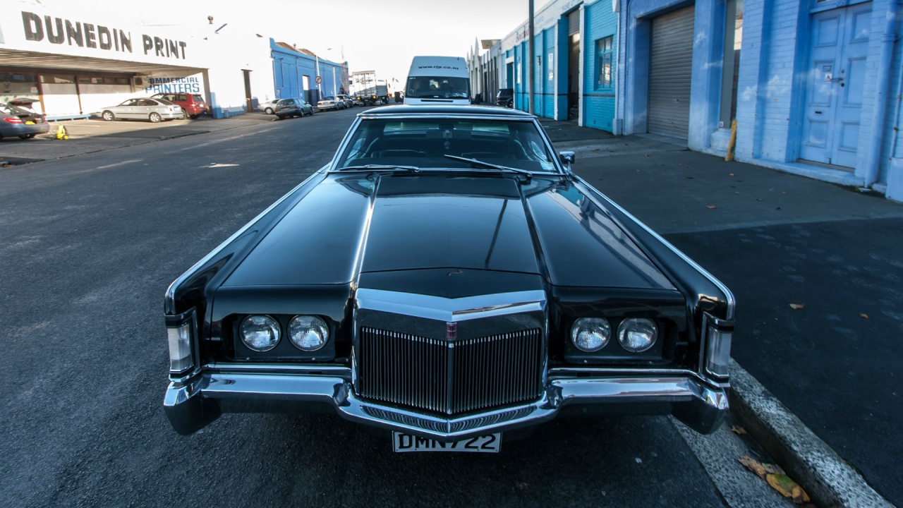 Великолепный черный Lincoln Continental