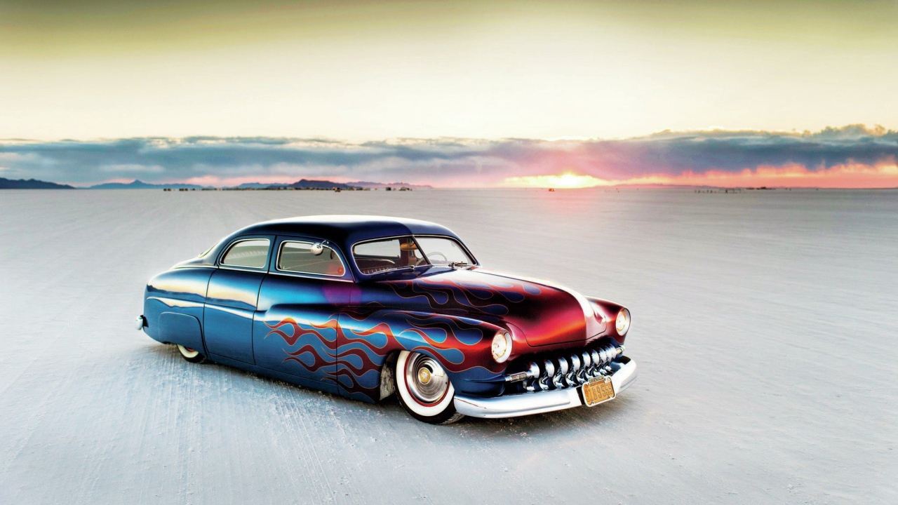 Раскрашенный хиппи автомобиль на пляже