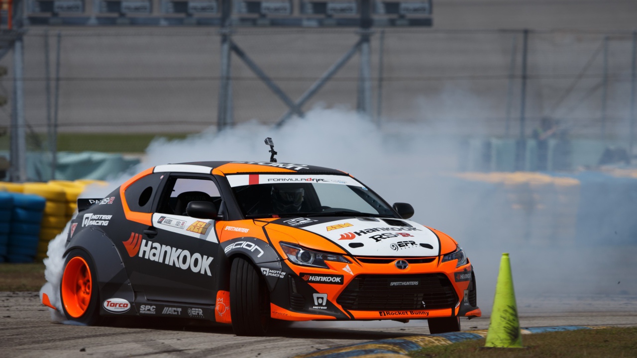 Автомобиль Scion на гоночном треке