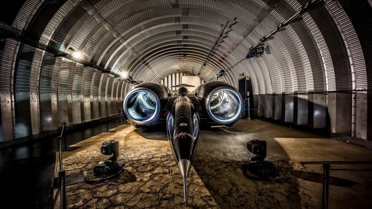 Скоростной автомобиль Thrust SSC в ангаре
