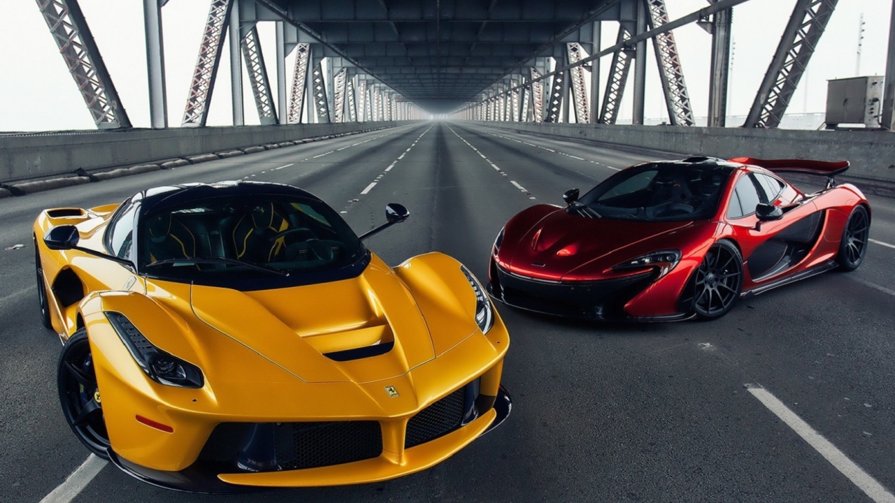 Два гоночных автомобиля на мосту