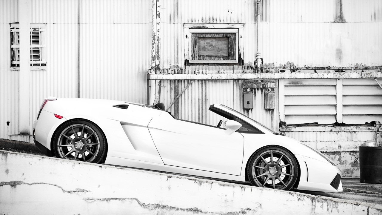 Белый кабриолет стоит на уклоне