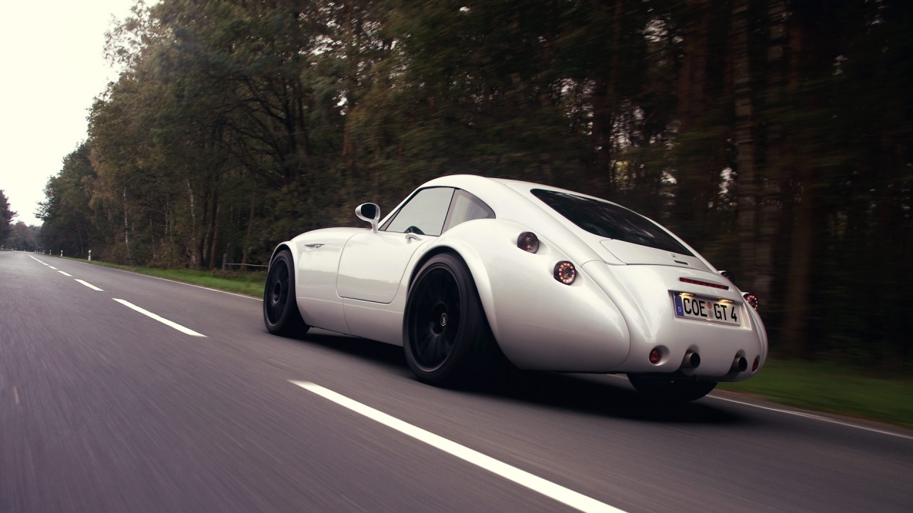 Белый Wiesmann на шоссе