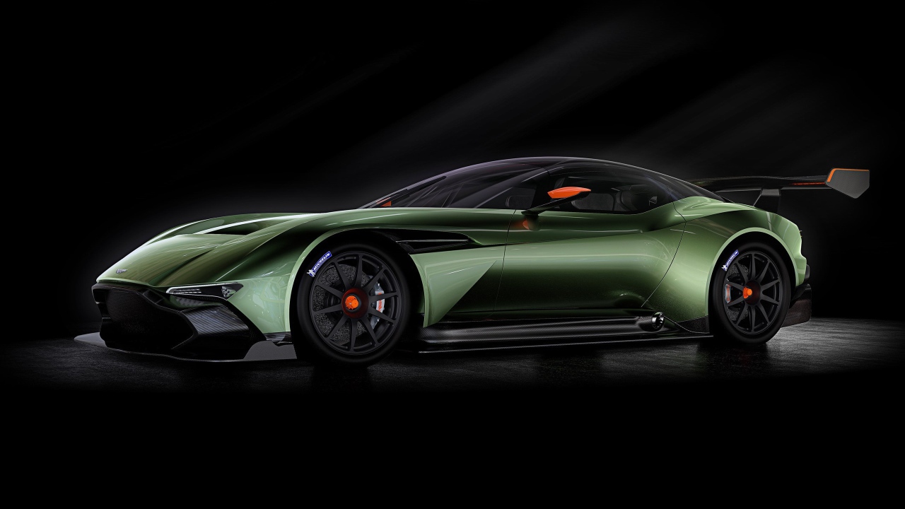 Зеленый спортивный Aston Martin на черном фоне
