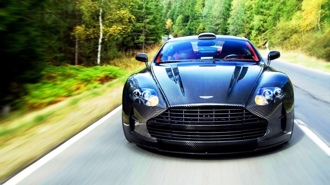 Ребристый рисунок на авто Aston Martin