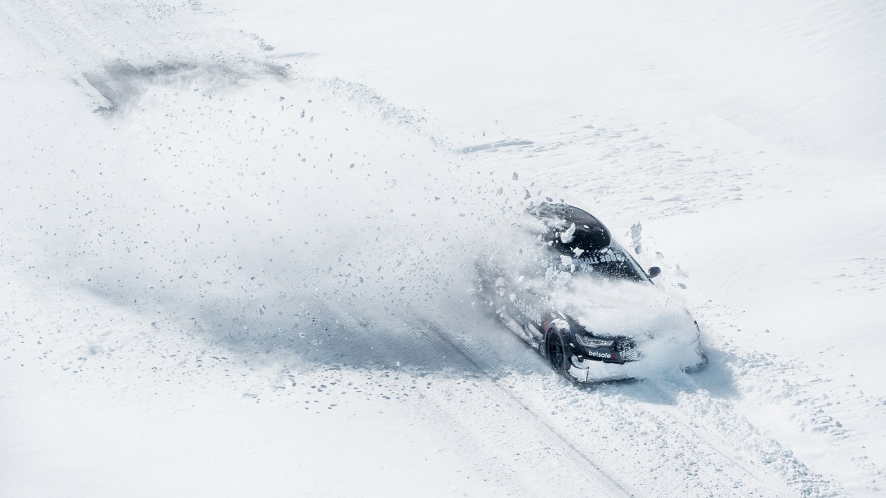 Audi RS6 Avant в снегу