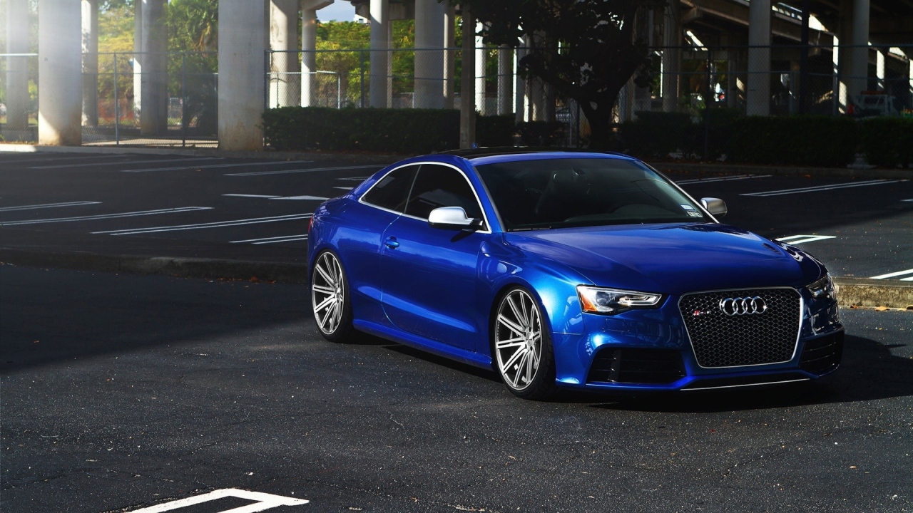 Темно синий блестящий Audi RS5