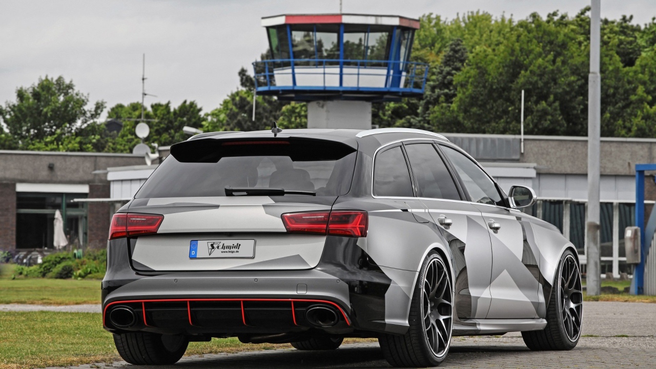 Вид сзади на Audi RS6 Avant