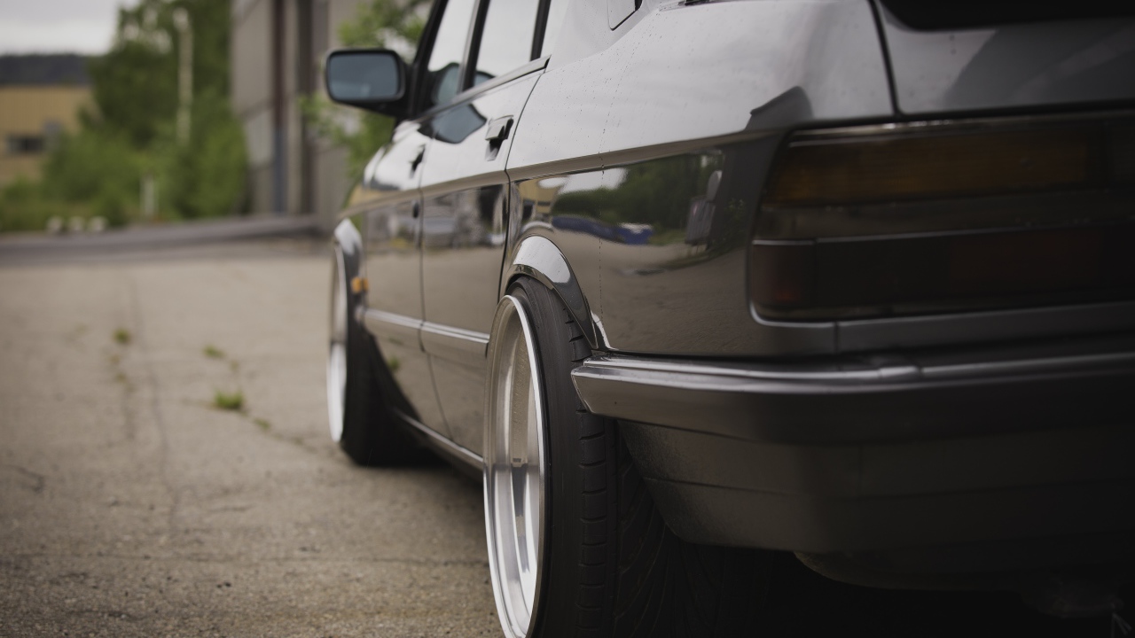 Вид сзади на BMW E28