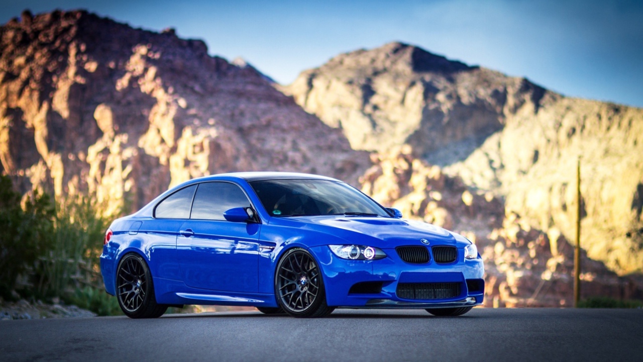 Синий BMW E92 на фоне гор