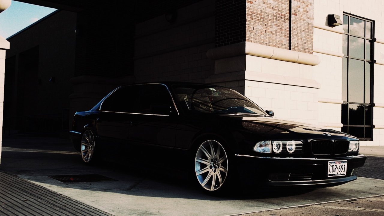 Черный BMW 750 E38