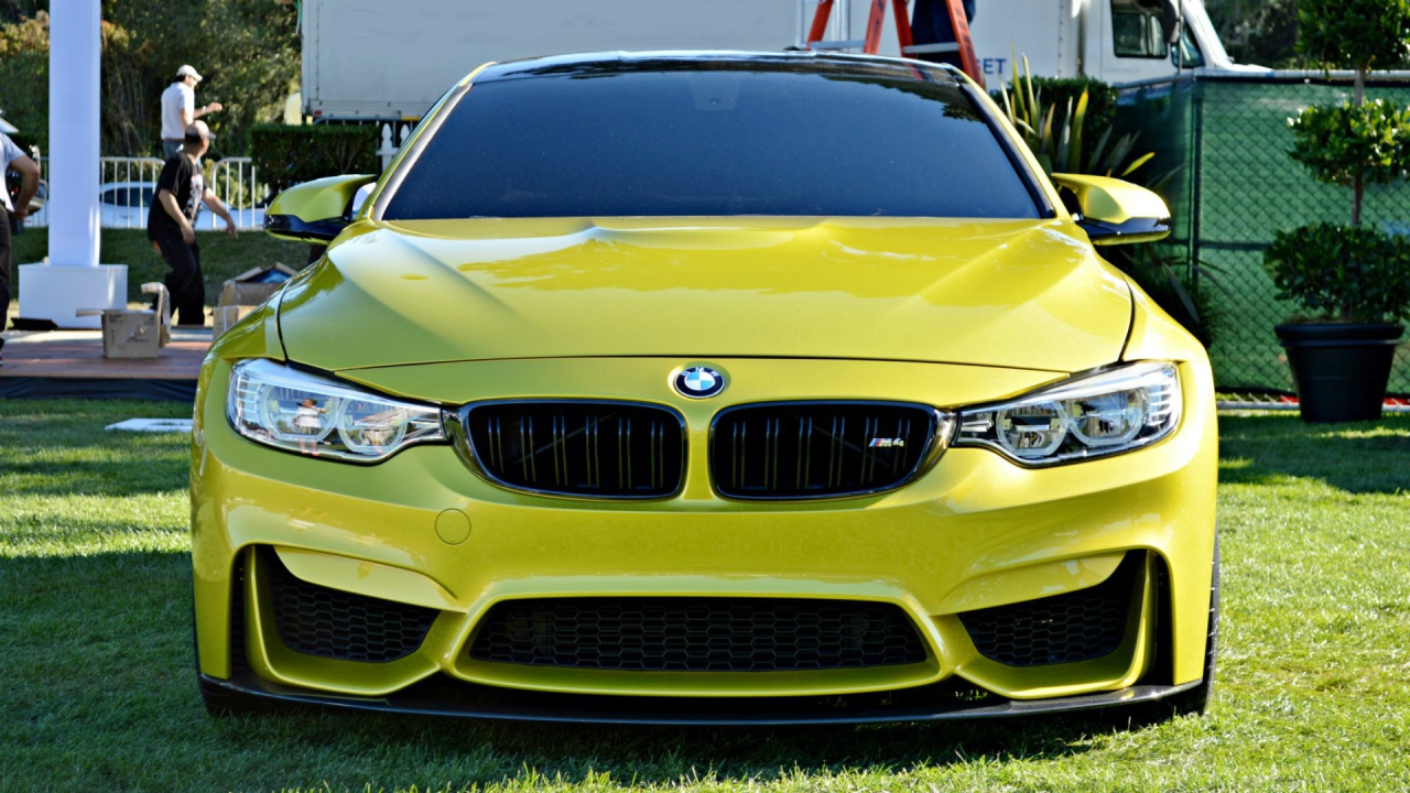 Желтый автомобиль BMW M4