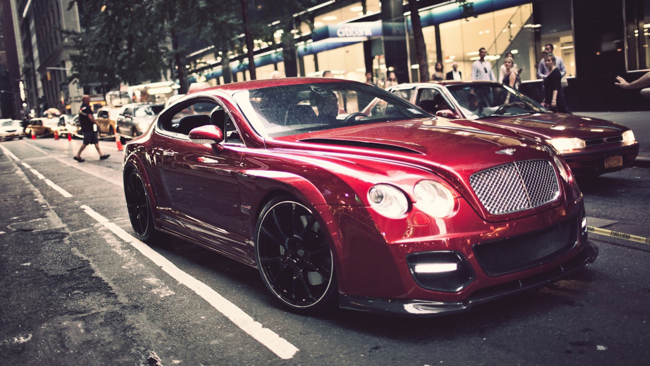 Красный Bentley на улице