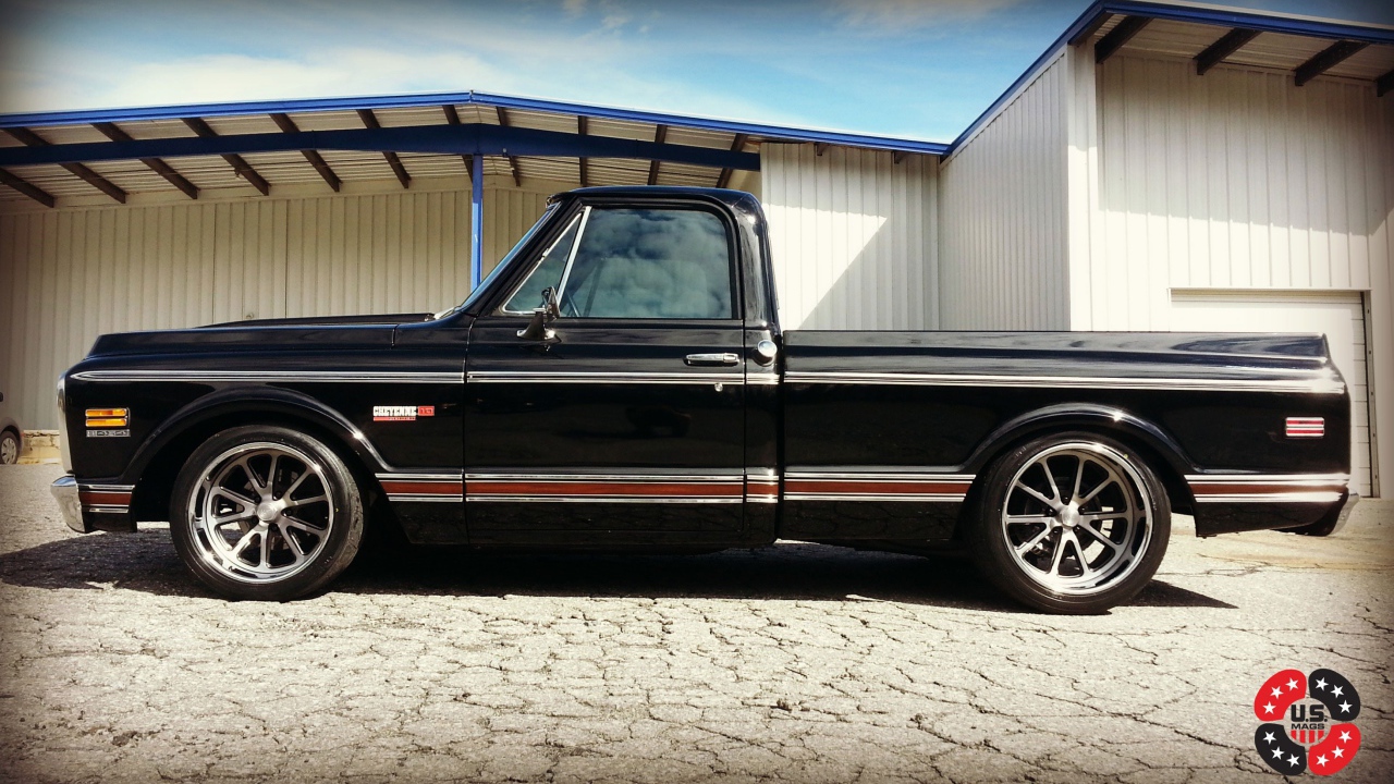 Черный пикап Chevy