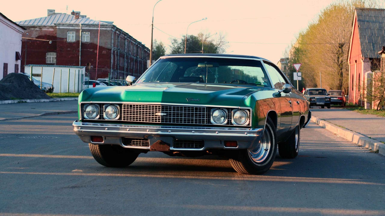 Зеленый ретро автомобиль Chevy