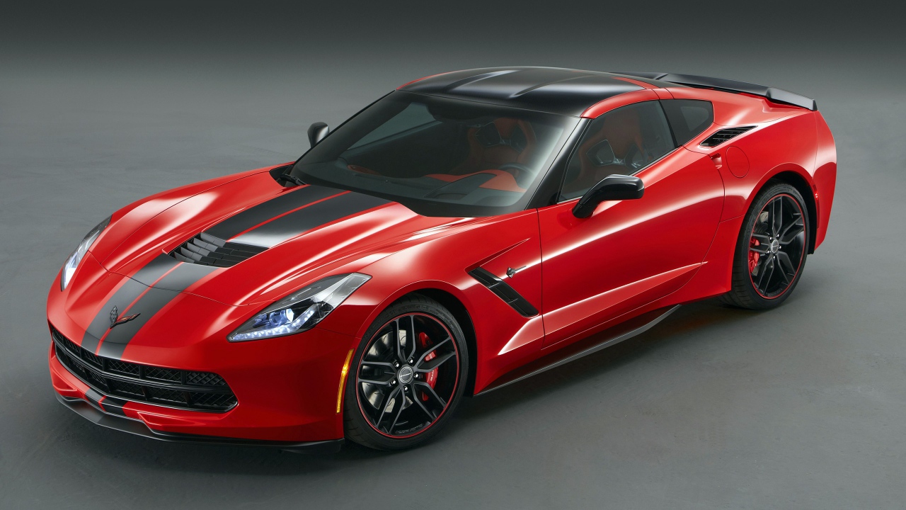 Красный Chevrolet Corvette Stingray на сером фоне