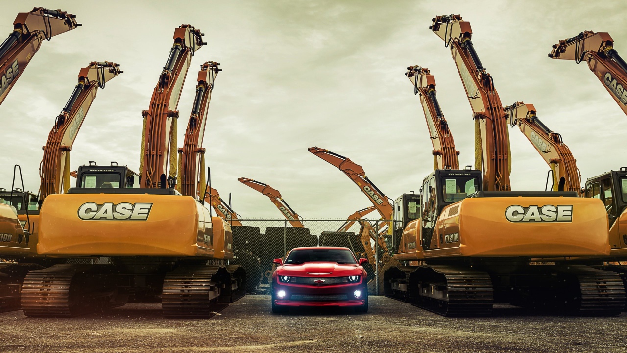 Chevrolet Camaro между экскаваторами